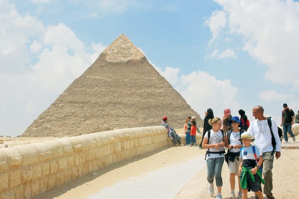 Travel-egypt_pyramids_family