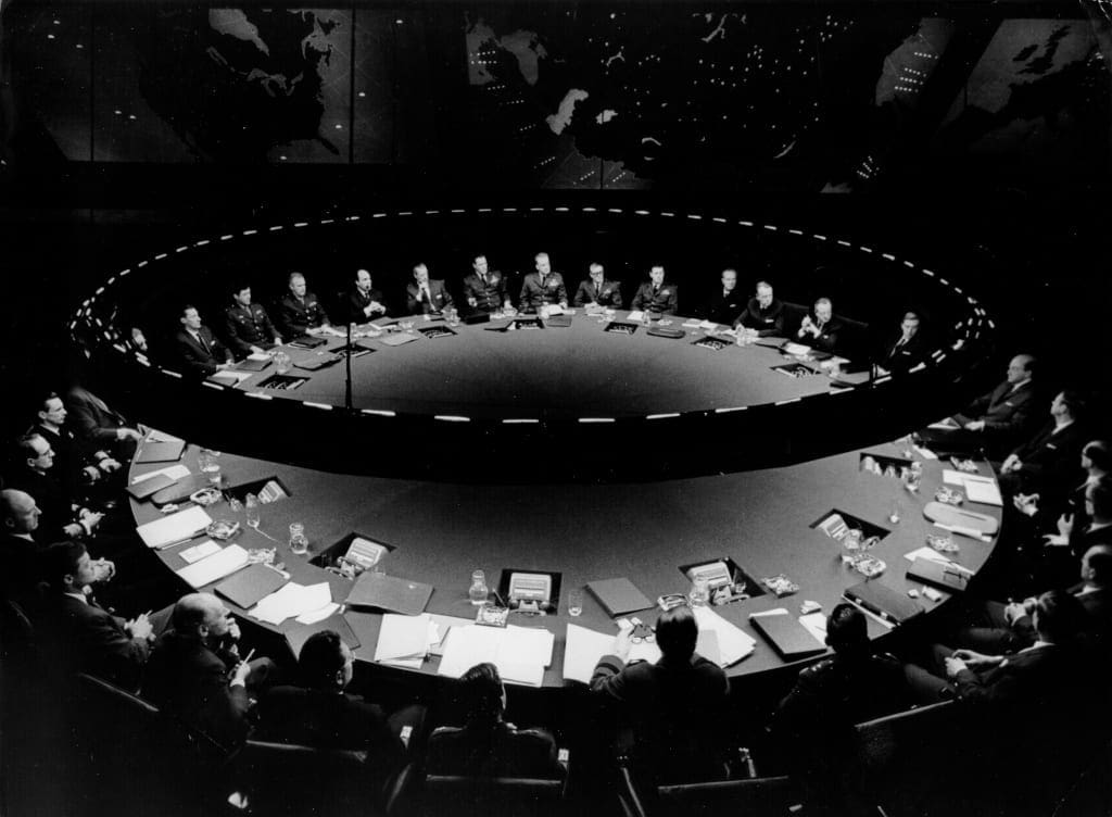 Dr. Strangelove or: How I Learned to Stop Worrying and Love the Bomb, directed by Stanley Kubrick (1963-64; GB/United States). The Conference table in the War Room. © Sony/Columbia Pictures Industries Inc. 