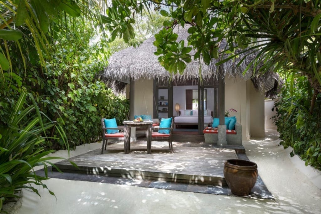 Anantara_Dhigu_Sunset_Beach_Villa_Bedroom_Exterior