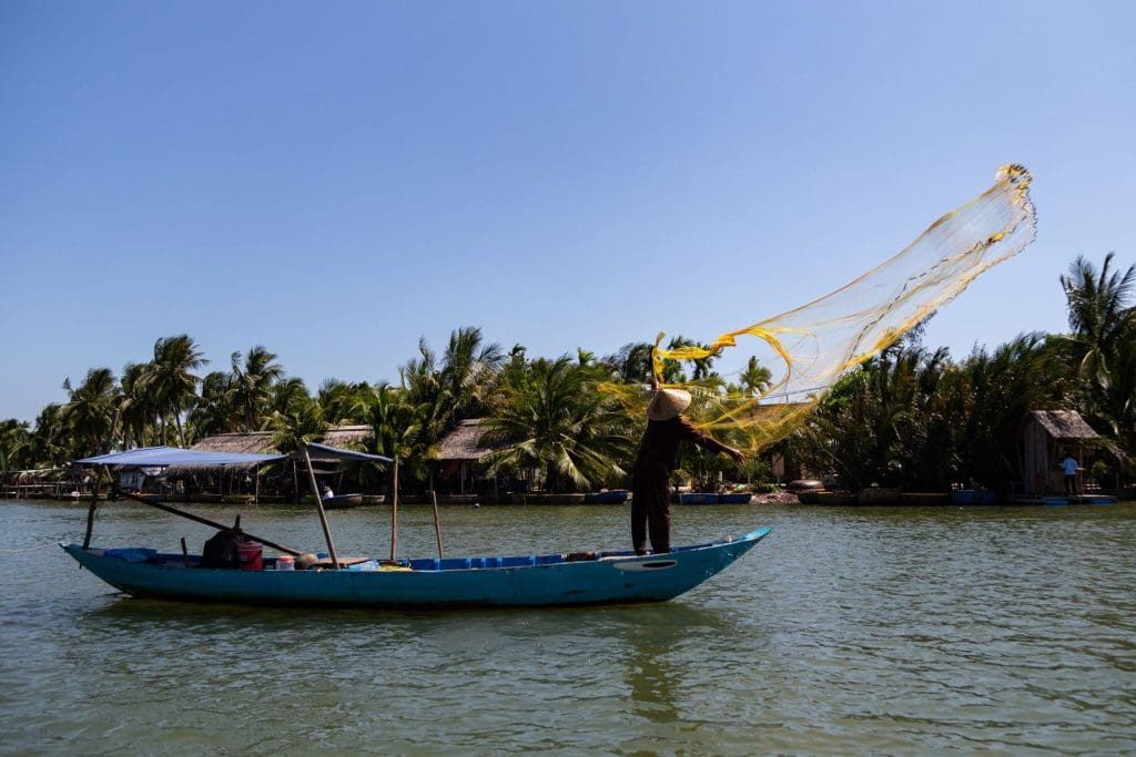 Throwing a fishing net