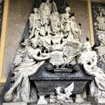 Birds enjoyig themselves at the chapel