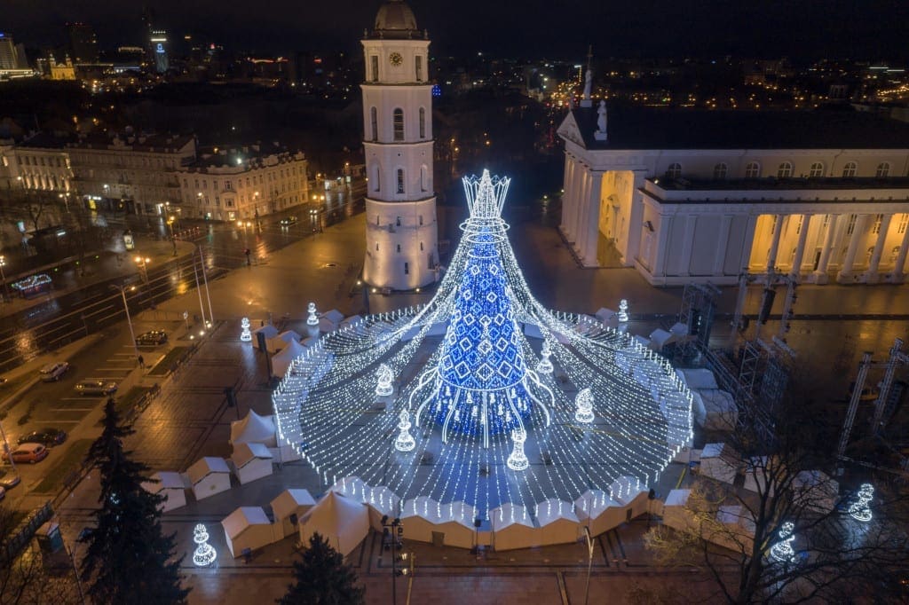 indtryk Stat Eksisterer Vilnius Christmas Tree Dazzles the City - Travel Begins at 40