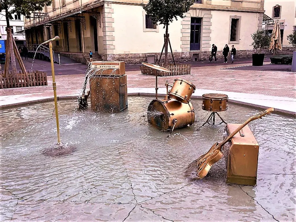 The bank sank, but the band played on