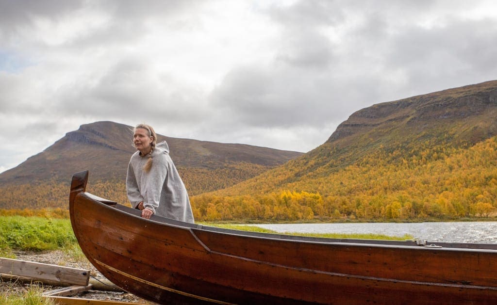 Ann-Kristine Vinka - long wooden boat at Geunja Sami Ecolodge, PhotoByRobertHansson