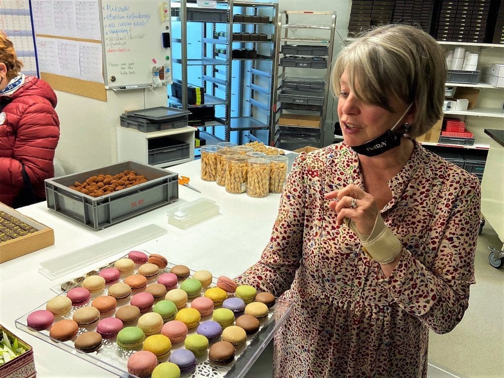 Anne Seutin handing out the macaroons