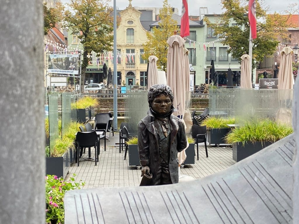 Statue of Beethoven with Vismarkt in the background