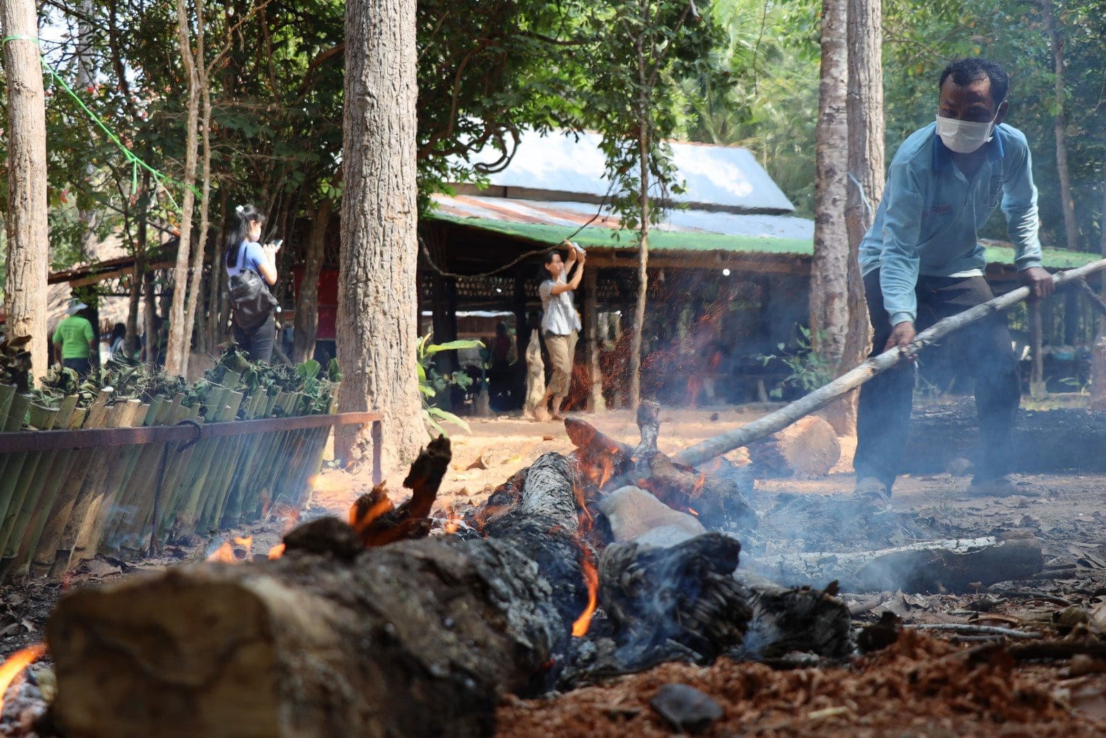 Learnign to make fire at Chambok, photo by Leslie Graham