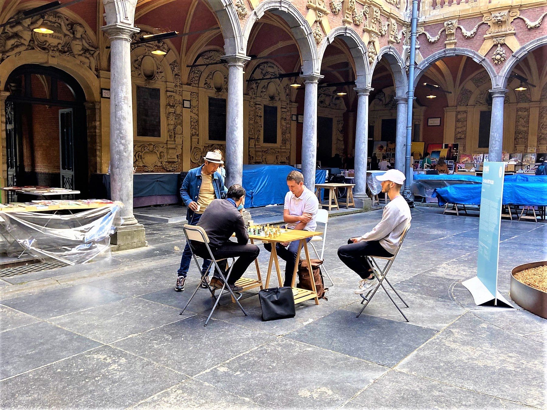 Men playing chess in the Bourse