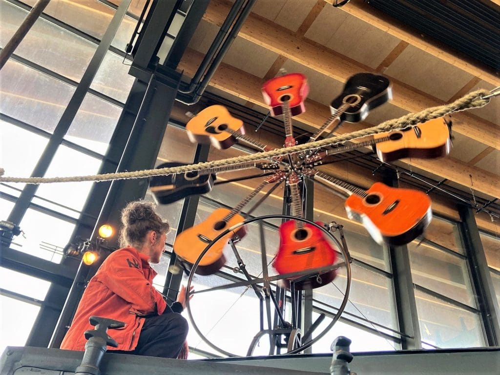 A mechanical guitar love story