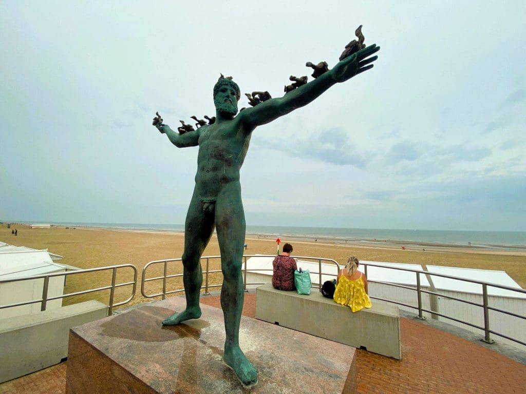 Eternity-Poseidon, Pigeons by Xu Zhen, De Haan Seafront