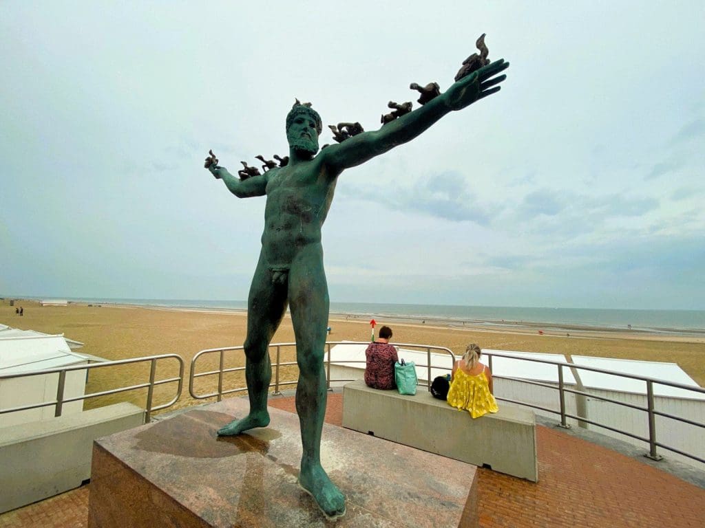 Eternity-Poseidon, Pigeons by Xu Zhen, De Haan Seafront 