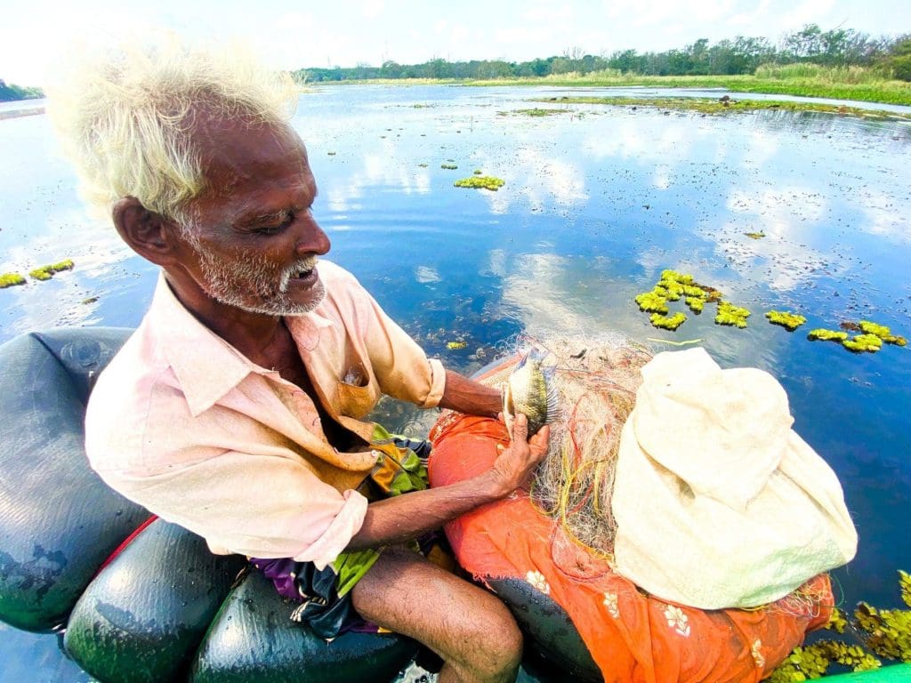 Ratne fishing for tilapia on Lake Hiriwadunna