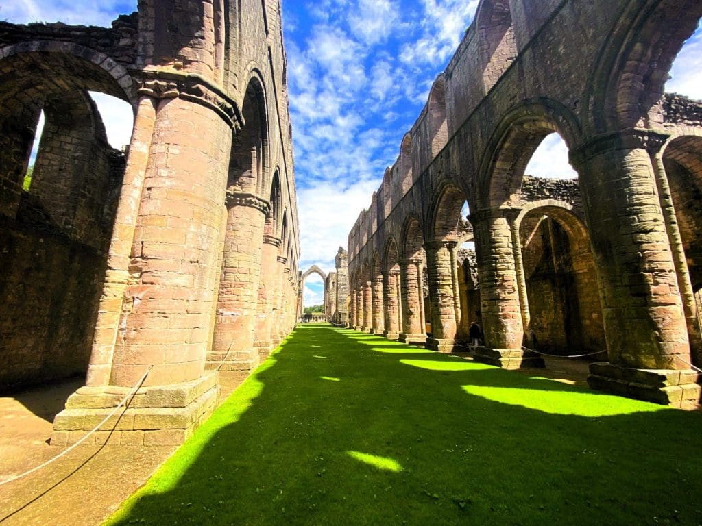 Yorkshire Walk ; Fountains Abbey