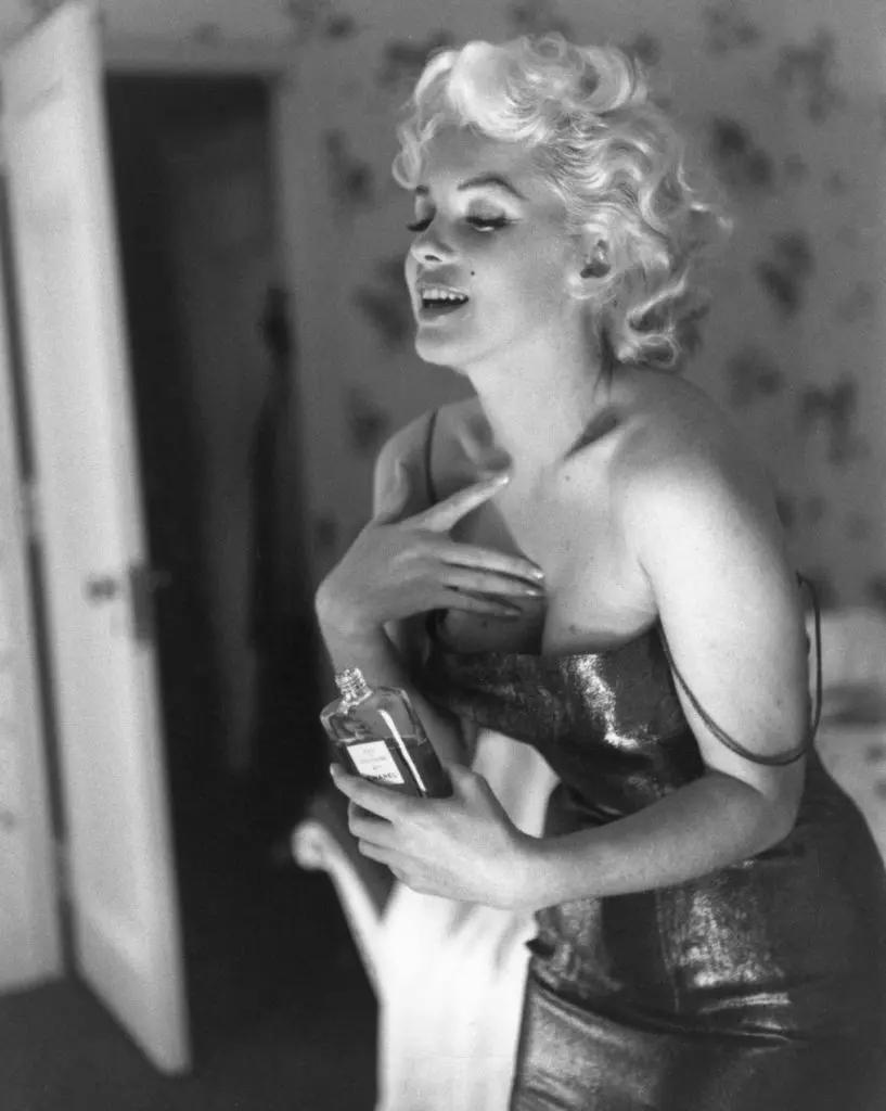 Marilyn Monroe applying Chanel N°5, 1955, New York ©Ed Feingersh, Michael Ochs Archives, Getty Images