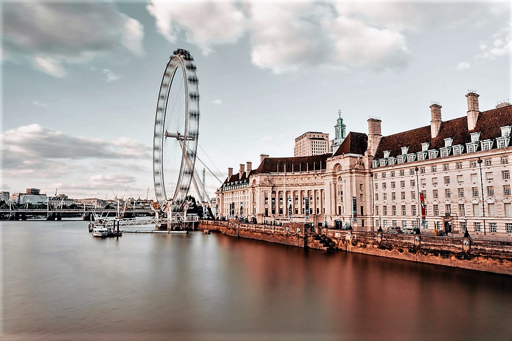 County Hall in the foreground with the London Eye, photo Marc Lamy / unsplash