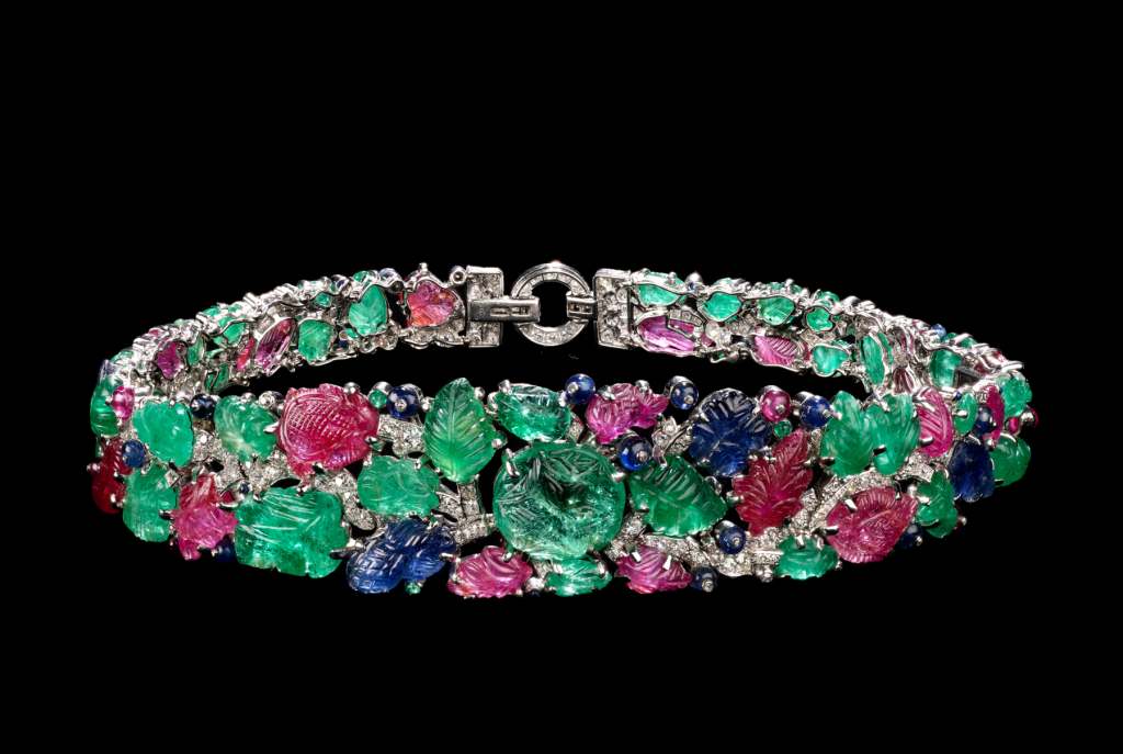 Bandeau in Tutti Frutti style, English Art Works for Cartier London, 1928. Emeralds, rubies, sapphires, diamonds and platinum © Victoria and Albert Museum, London