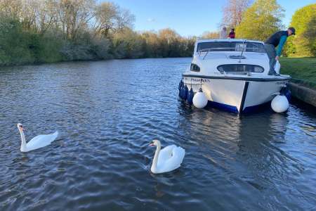 Swanning about on the Thames with Le Boat