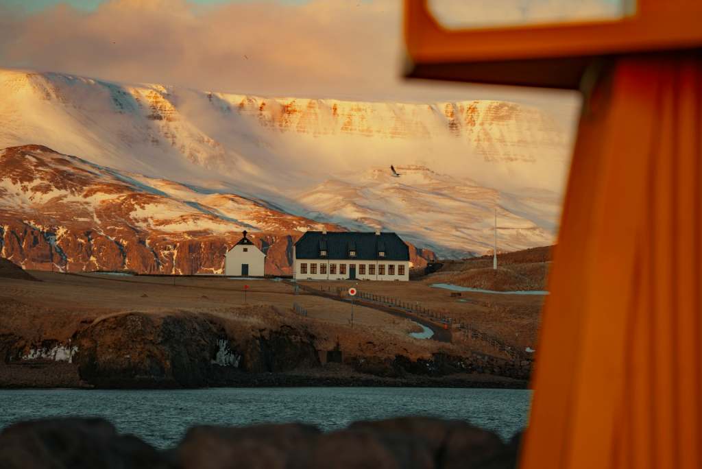 https://unsplash.com/photos/a-view-of-a-mountain-with-a-house-in-the-foreground-0fr0oj7KlzY?utm_content=creditShareLink&utm_medium=referral&utm_source=unsplash