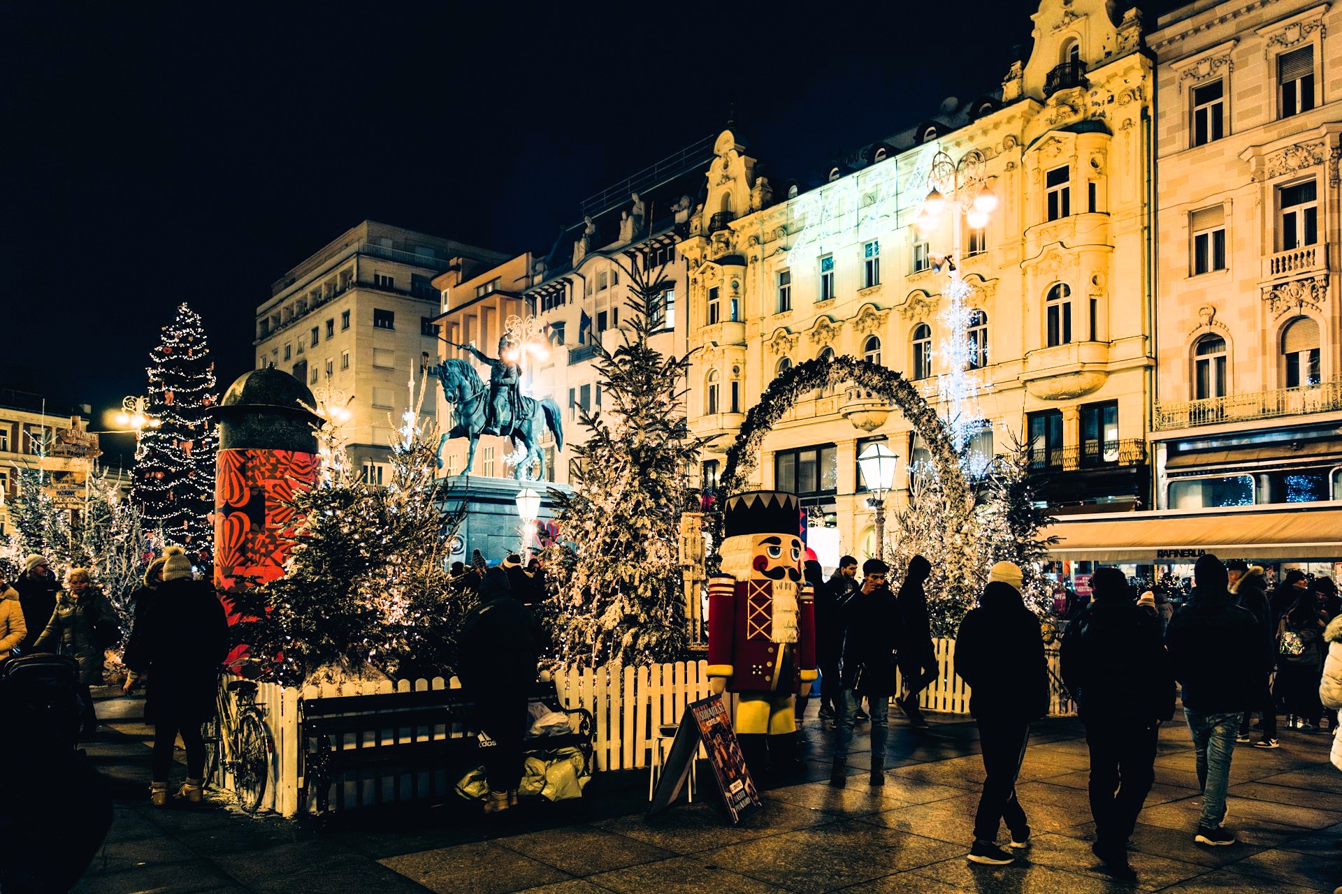 zagreb christmas market -unsplash zagreb christmas market -unsplash