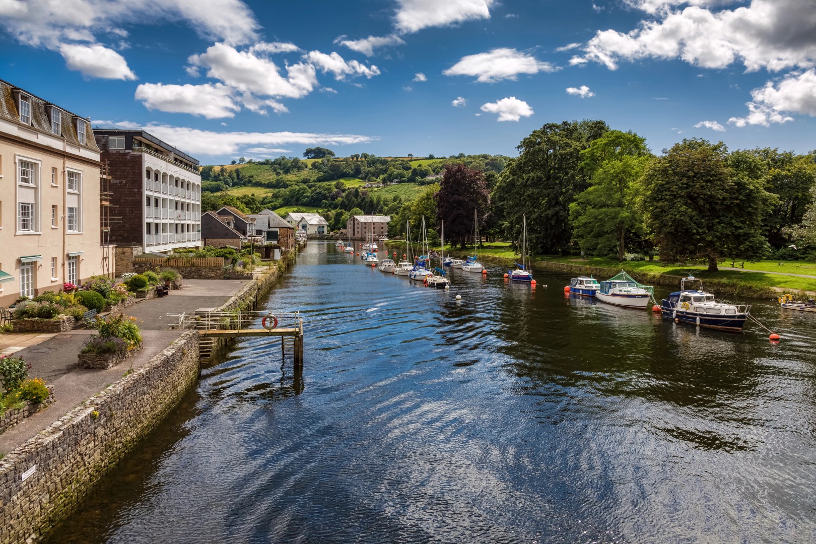 Totnes-England-Depositphotos_39070679_XL (Large)