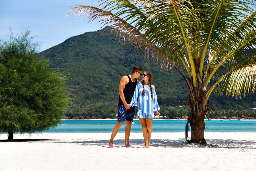 Beach couple freepix
