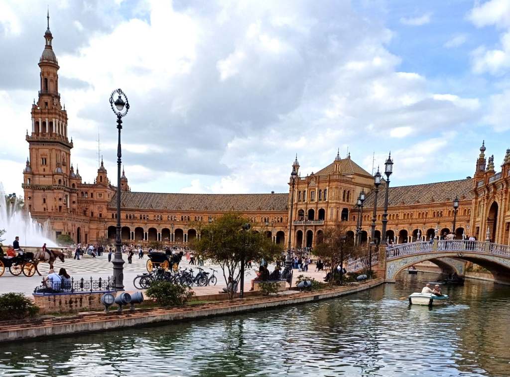Bikes, boats & buzz, Plaza España Seville