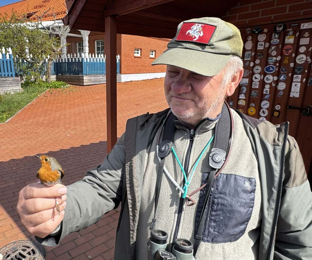 Vytautas Jusys and a robin