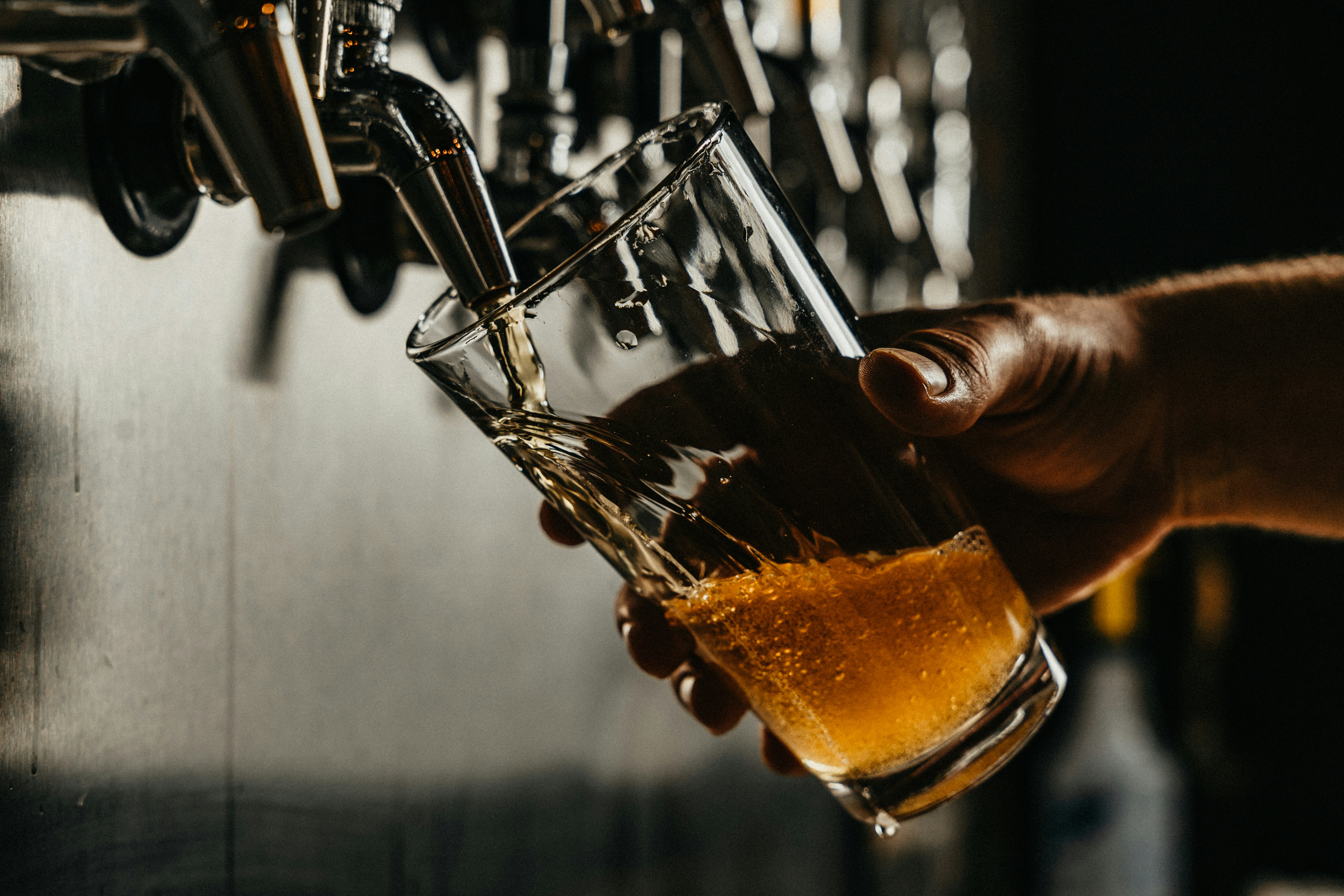 beer-josh-olalde–Ygu9Qx309s-unsplash