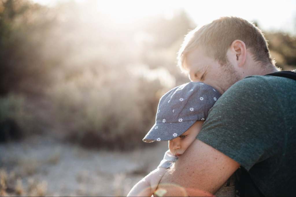 pexels.com%2Fphoto%2Fa-man-hugging-his-baby-on-a-sunny-afternoon