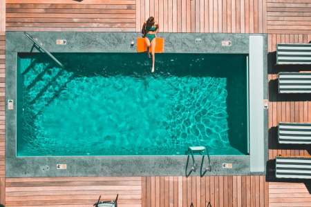 What to Wear at the Hotel Pool for a Relaxed Day