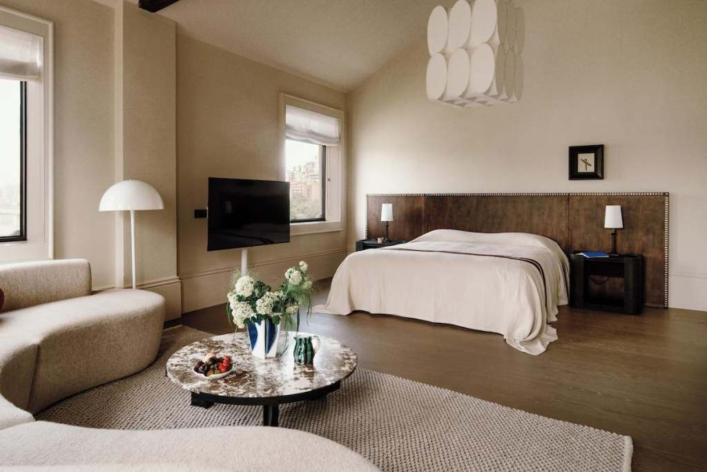 Sunyata Mountain Alley Heritage Hotel with Framed Yangtze View
