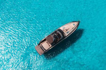 Why Boat Owners Choose Indoor Storage for Winter Travel